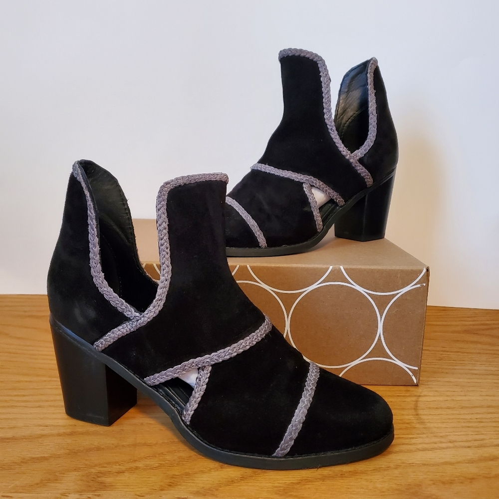 Journee Courtney Leather Contrast Cutout Bootie in Black/Grey NIB